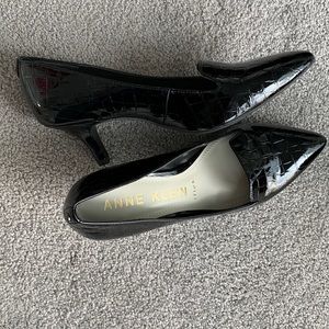 Black patent leather crocodile look pumps, very comfortable, perfect for work